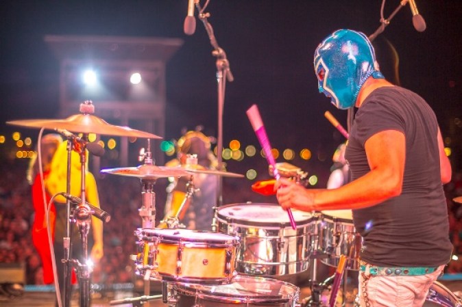 El grupo Nueva Ola hizo de las suyas con su música y sus divertidas máscaras.