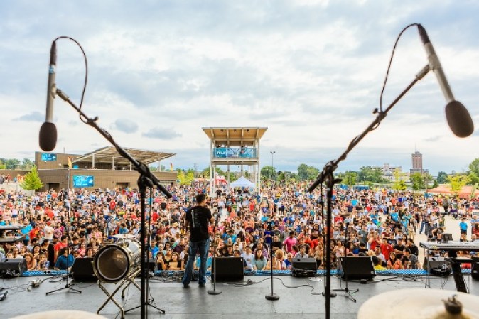 Miles asistieron el pasado fin de semana a festival "Descarga 2014" que organizaron Telemundo Chicago y Mun2 en Aurora.