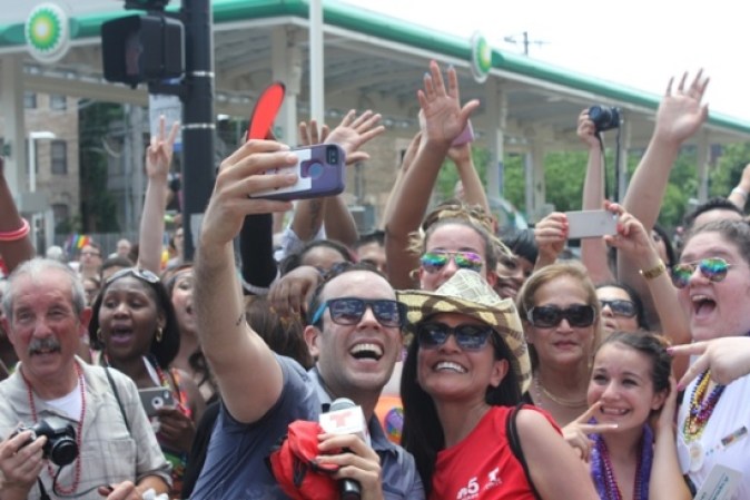 Alfonso Gutiérrez, conductor del Noticiero Telemundo Chicago, y Maricela Vázquez, meteoróloga, se toman un "selfie" con la multitud.