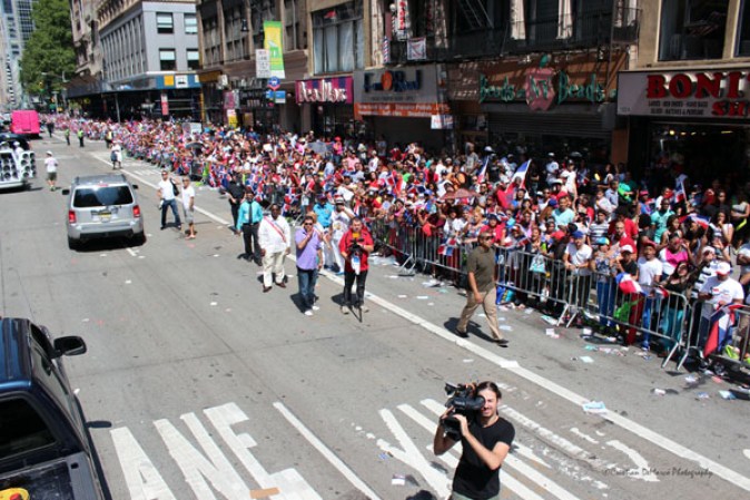 Llenos de alegría y a ritmo de tambor, güira y guitarra, los dominicanos hicieron tronar a la Gran Manzana en su desfile de Manhattan 2013.
