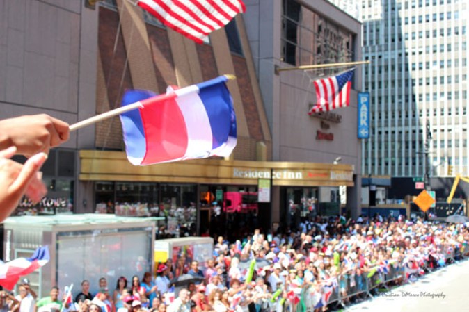 Llenos de alegría y a ritmo de tambor, güira y guitarra, los dominicanos hicieron tronar a la Gran Manzana en su desfile de Manhattan 2013.