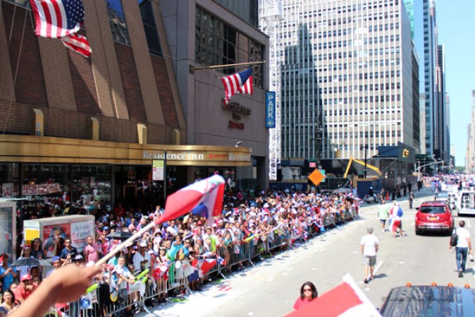 Llenos de alegría y a ritmo de tambor, güira y guitarra, los dominicanos hicieron tronar a la Gran Manzana en su desfile de Manhattan 2013.