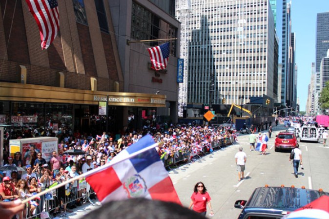 Llenos de alegría y a ritmo de tambor, güira y guitarra, los dominicanos hicieron tronar a la Gran Manzana en su desfile de Manhattan 2013.