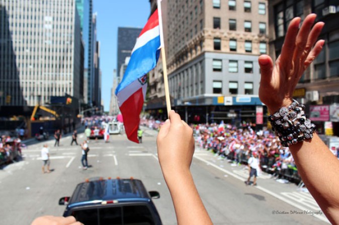 Llenos de alegría y a ritmo de tambor, güira y guitarra, los dominicanos hicieron tronar a la Gran Manzana en su desfile de Manhattan 2013.
