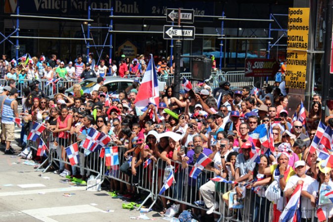 Llenos de alegría y a ritmo de tambor, güira y guitarra, los dominicanos hicieron tronar a la Gran Manzana en su desfile de Manhattan 2013.