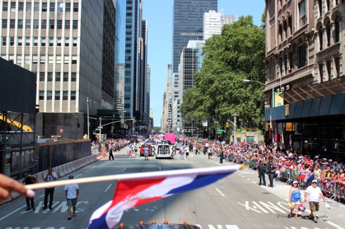Llenos de alegría y a ritmo de tambor, güira y guitarra, los dominicanos hicieron tronar a la Gran Manzana en su desfile de Manhattan 2013.