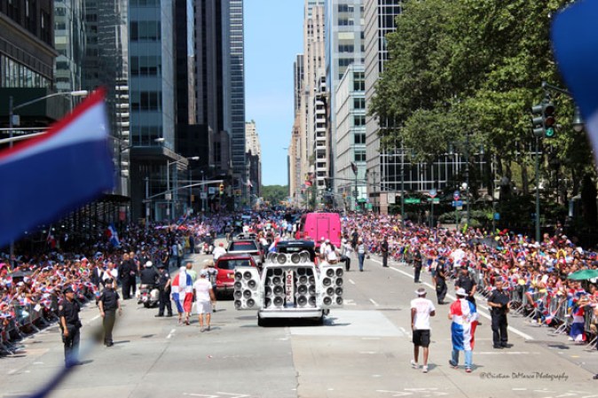 Llenos de alegría y a ritmo de tambor, güira y guitarra, los dominicanos hicieron tronar a la Gran Manzana en su desfile de Manhattan 2013.