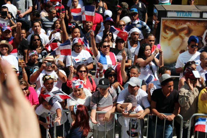 Llenos de alegría y a ritmo de tambor, güira y guitarra, los dominicanos hicieron tronar a la Gran Manzana en su desfile de Manhattan 2013.