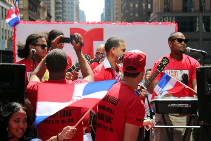Llenos de alegría y a ritmo de tambor, güira y guitarra, los dominicanos hicieron tronar a la Gran Manzana en su desfile de Manhattan 2013.