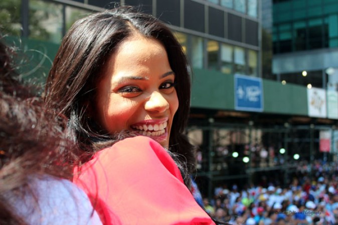 Llenos de alegría y a ritmo de tambor, güira y guitarra, los dominicanos hicieron tronar a la Gran Manzana en su desfile de Manhattan 2013.