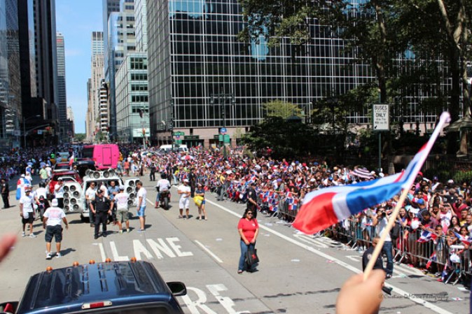 Llenos de alegría y a ritmo de tambor, güira y guitarra, los dominicanos hicieron tronar a la Gran Manzana en su desfile de Manhattan 2013.