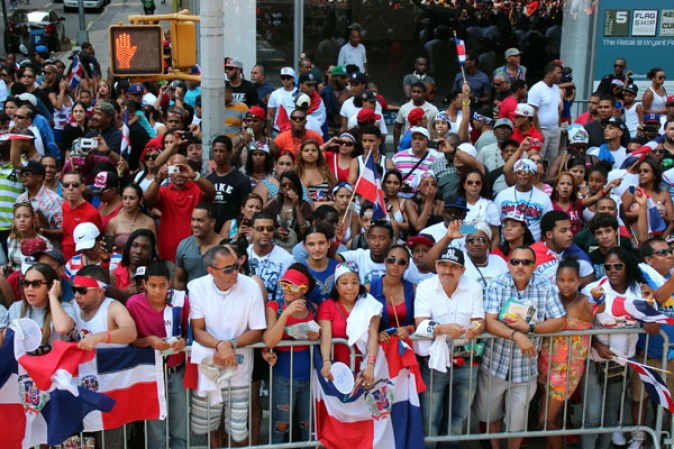 Llenos de alegría y a ritmo de tambor, güira y guitarra, los dominicanos hicieron tronar a la Gran Manzana en su desfile de Manhattan 2013.