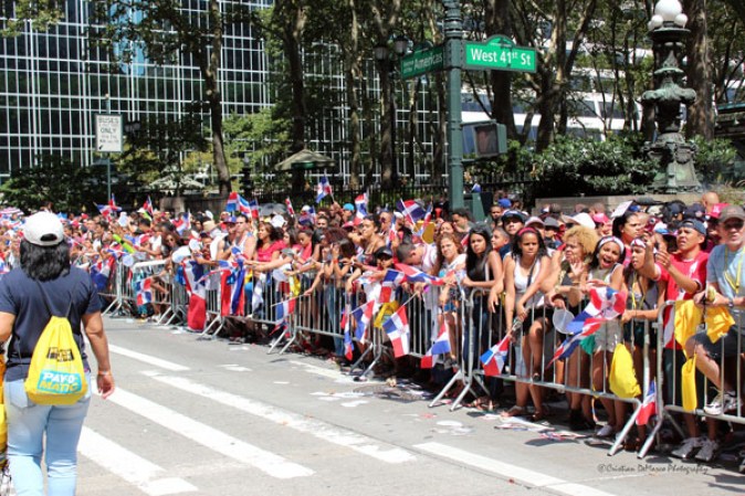 Llenos de alegría y a ritmo de tambor, güira y guitarra, los dominicanos hicieron tronar a la Gran Manzana en su desfile de Manhattan 2013.