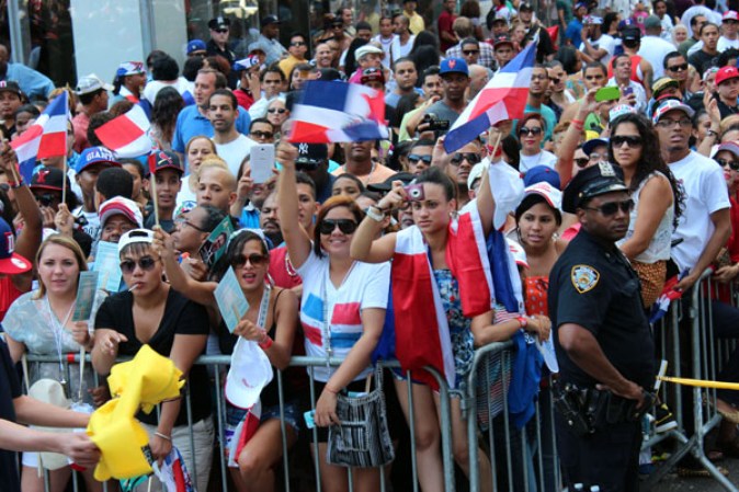 Llenos de alegría y a ritmo de tambor, güira y guitarra, los dominicanos hicieron tronar a la Gran Manzana en su desfile de Manhattan 2013.