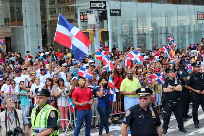 Llenos de alegría y a ritmo de tambor, güira y guitarra, los dominicanos hicieron tronar a la Gran Manzana en su desfile de Manhattan 2013.