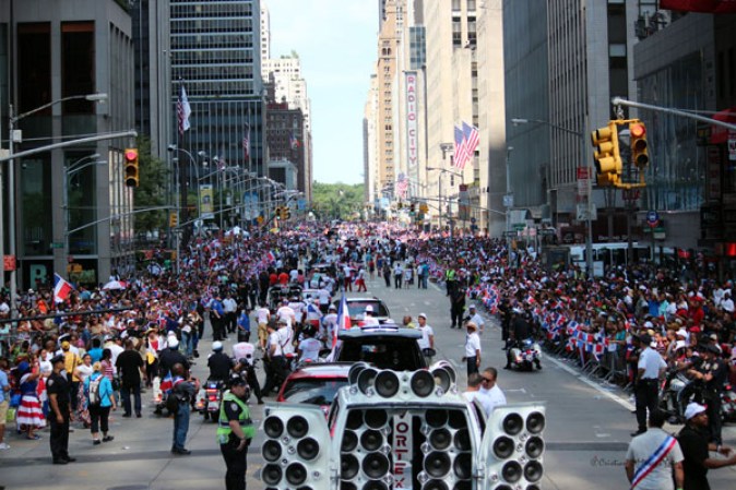 Llenos de alegría y a ritmo de tambor, güira y guitarra, los dominicanos hicieron tronar a la Gran Manzana en su desfile de Manhattan 2013.
