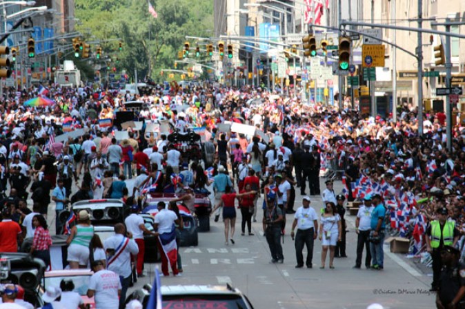 Llenos de alegría y a ritmo de tambor, güira y guitarra, los dominicanos hicieron tronar a la Gran Manzana en su desfile de Manhattan 2013.
