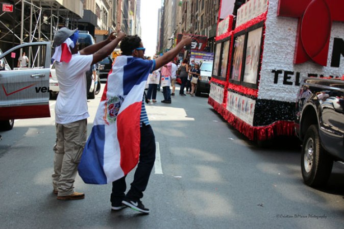 Llenos de alegría y a ritmo de tambor, güira y guitarra, los dominicanos hicieron tronar a la Gran Manzana en su desfile de Manhattan 2013.