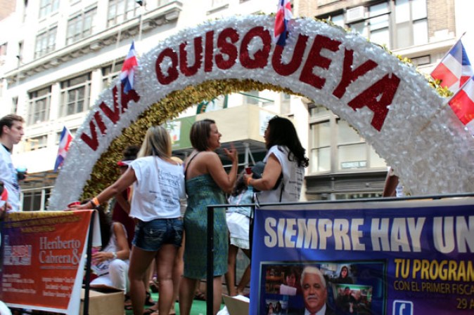 Llenos de alegría y a ritmo de tambor, güira y guitarra, los dominicanos hicieron tronar a la Gran Manzana en su desfile de Manhattan 2013.