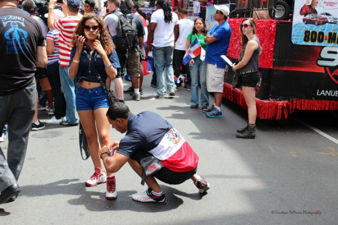 Llenos de alegría y a ritmo de tambor, güira y guitarra, los dominicanos hicieron tronar a la Gran Manzana en su desfile de Manhattan 2013.