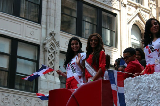 Llenos de alegría y a ritmo de tambor, güira y guitarra, los dominicanos hicieron tronar a la Gran Manzana en su desfile de Manhattan 2013.