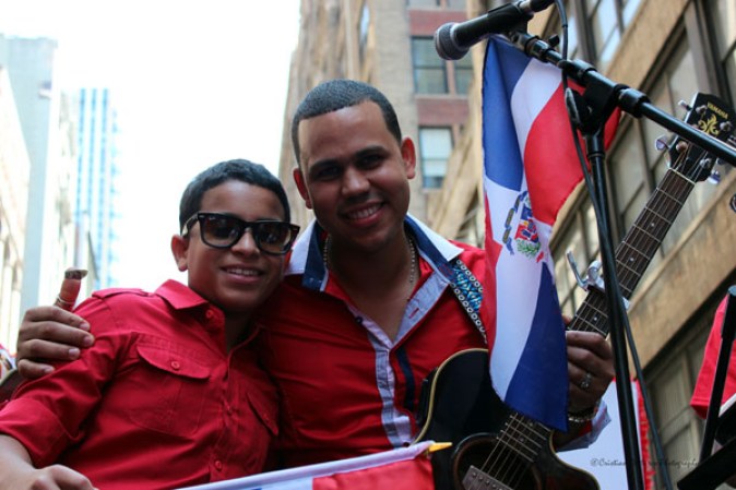 Llenos de alegría y a ritmo de tambor, güira y guitarra, los dominicanos hicieron tronar a la Gran Manzana en su desfile de Manhattan 2013.