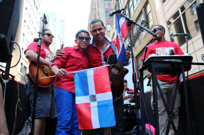 Llenos de alegría y a ritmo de tambor, güira y guitarra, los dominicanos hicieron tronar a la Gran Manzana en su desfile de Manhattan 2013.