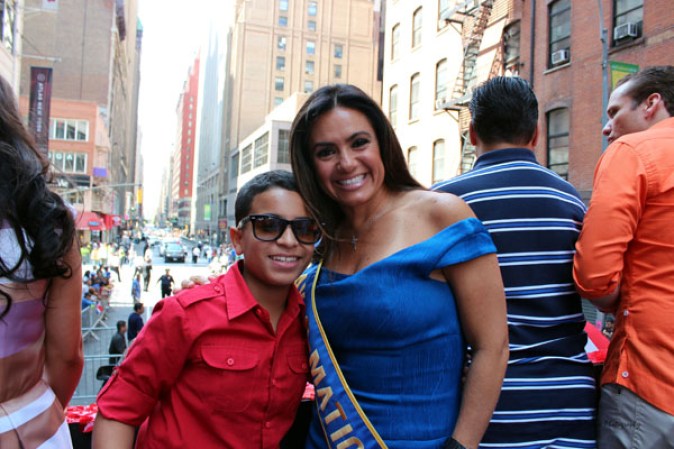 Llenos de alegría y a ritmo de tambor, güira y guitarra, los dominicanos hicieron tronar a la Gran Manzana en su desfile de Manhattan 2013.