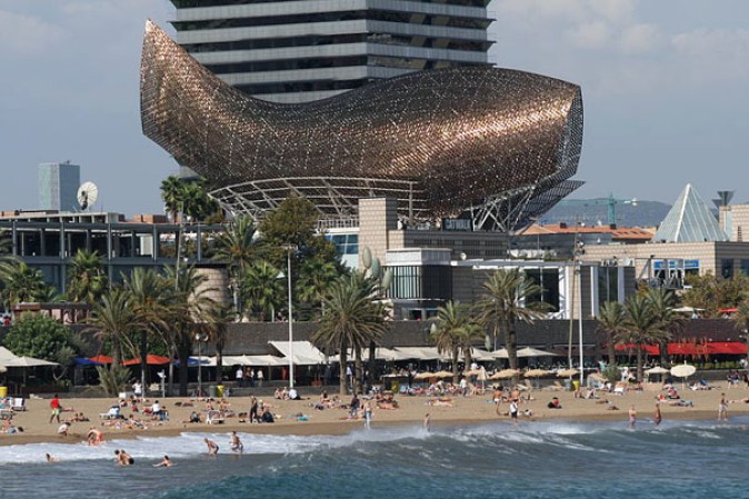Escultura frente el Puerto Olímpico en Barcelona, España.