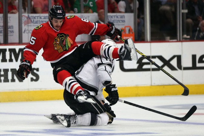 CHICAGO, IL Andrew Shaw #65 de los Chicago Blackhawks choca contra Kyle Clifford #13 de Los Angeles Kings