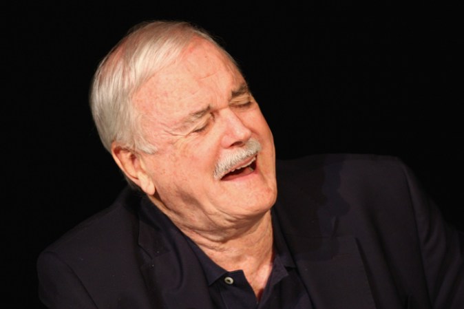 John Cleese sonriente durante una conferencia de prensa para su presentación en Mont Python Live.