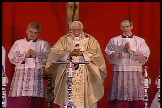 10 de marzo del 2009: Admite errores del Vaticano en el caso Williamson, y dice que el Vaticano debe hacer mejor uso de Internet para prevenir futuras controversias. La carta se publica el 12 de marzo. En la foto: Benedicto XVI celebra una histórica misa en Santiago de Cuba, marzo del 2012.