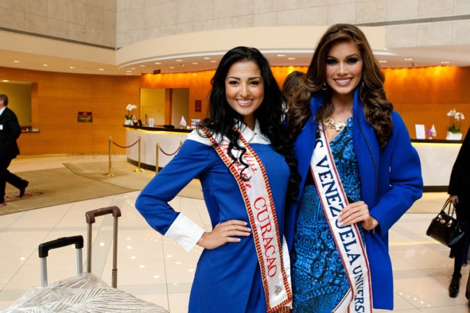 Eline de Pool, Miss Curazao 2013, y Gabriela Isler, Miss Venezuela 2013