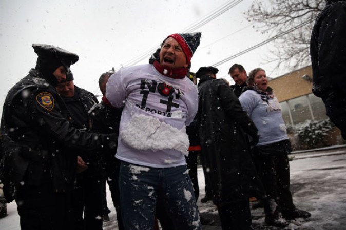 11 DE DICIEMBRE, 2013: Decenas de manifestantes demuestran su repudio a las deportaciones en el estado de Nueva Jersey.