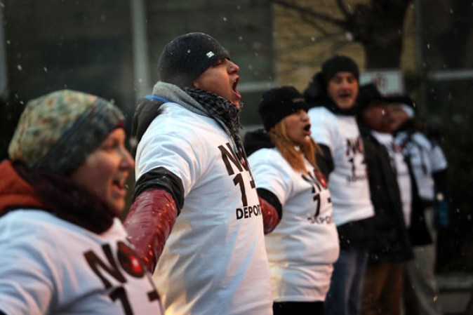 Sin importarles la nieve y el frío, manifestantes se reunieron en frente del centro de detención de inmigración en Elizabeth, Nueva Jersey, para exigir que se frenen las deportaciones.