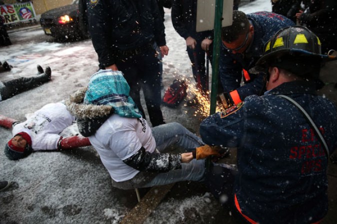 Sin importarles la nieve y el frío, manifestantes se reunieron en frente del centro de detención de inmigración en Elizabeth, Nueva Jersey, para exigir que se frenen las deportaciones.