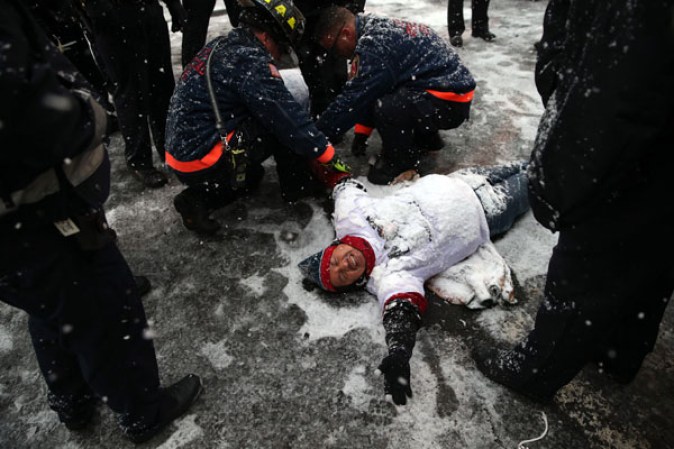 Sin importarles la nieve y el frío, manifestantes se reunieron en frente del centro de detención de inmigración en Elizabeth, Nueva Jersey, para exigir que se frenen las deportaciones.