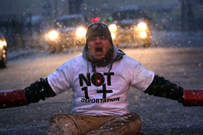 Sin importarles la nieve y el frío, manifestantes se reunieron en frente del centro de detención de inmigración en Elizabeth, Nueva Jersey, para exigir que se frenen las deportaciones.