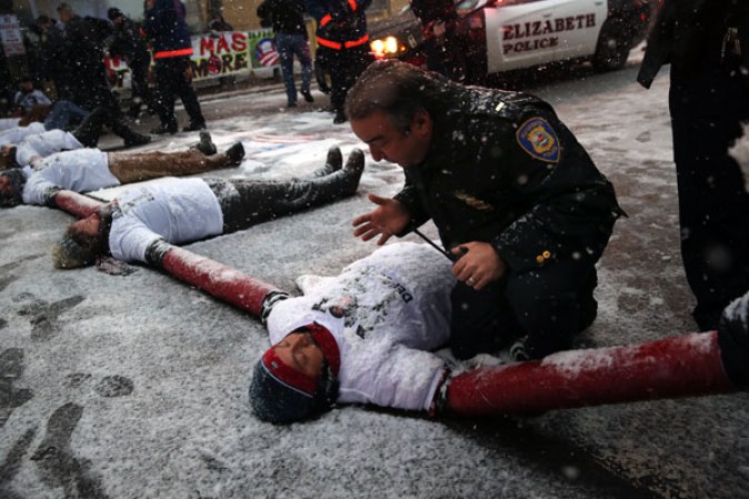Sin importarles la nieve y el frío, manifestantes se reunieron en frente del centro de detención de inmigración en Elizabeth, Nueva Jersey, para exigir que se frenen las deportaciones.