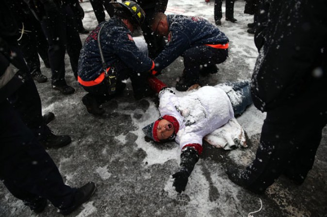 Sin importarles la nieve y el frío, manifestantes se reunieron en frente del centro de detención de inmigración en Elizabeth, Nueva Jersey, para exigir que se frenen las deportaciones.