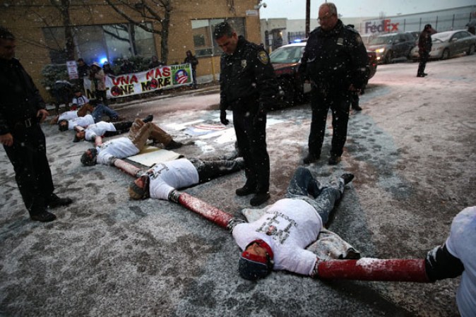 Sin importarles la nieve y el frío, manifestantes se reunieron en frente del centro de detención de inmigración en Elizabeth, Nueva Jersey, para exigir que se frenen las deportaciones.