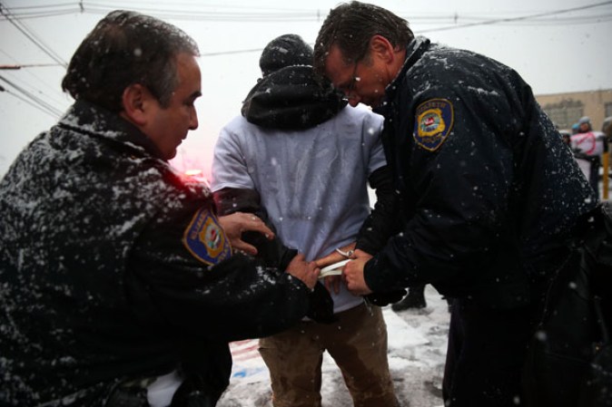 Sin importarles la nieve y el frío, manifestantes se reunieron en frente del centro de detención de inmigración en Elizabeth, Nueva Jersey, para exigir que se frenen las deportaciones.