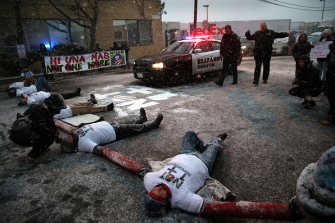 Sin importarles la nieve y el frío, manifestantes se reunieron en frente del centro de detención de inmigración en Elizabeth, Nueva Jersey, para exigir que se frenen las deportaciones.