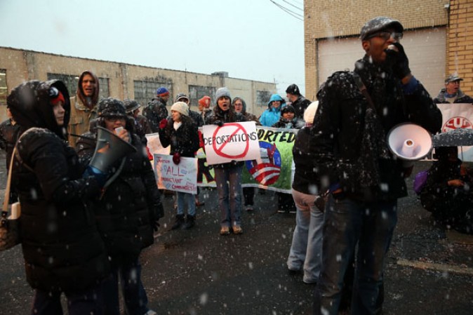 Sin importarles la nieve y el frío, manifestantes se reunieron en frente del centro de detención de inmigración en Elizabeth, Nueva Jersey, para exigir que se frenen las deportaciones.