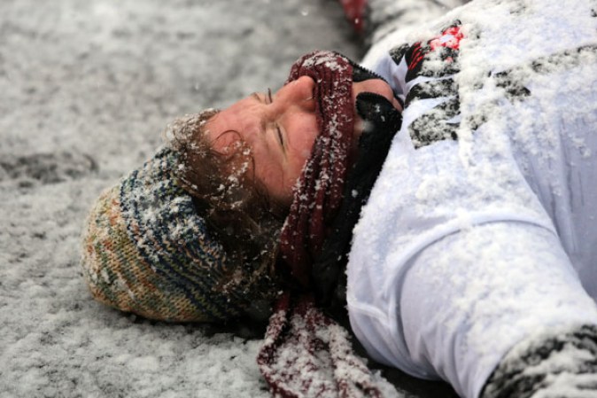 Sin importarles la nieve y el frío, manifestantes se reunieron en frente del centro de detención de inmigración en Elizabeth, Nueva Jersey, para exigir que se frenen las deportaciones.