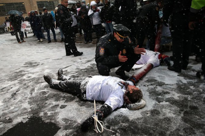 Sin importarles la nieve y el frío, manifestantes se reunieron en frente del centro de detención de inmigración en Elizabeth, Nueva Jersey, para exigir que se frenen las deportaciones.