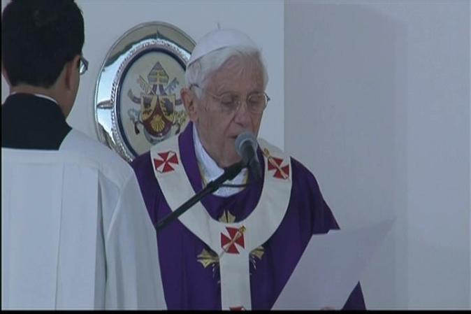 17 de Julio del 2009: Se fractura la muñeca derecha al caerse en la residencia veraniega papal., En la foto: Imágenes de la misa de Benedicto XVI en Silao, México, el 25 de marzo del 2012.