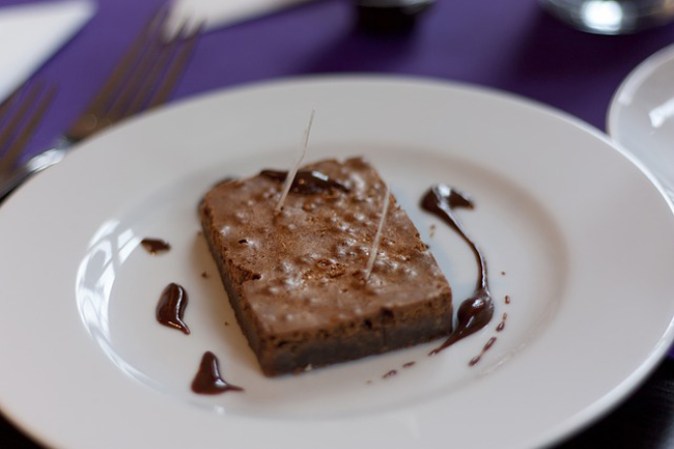 Nada mejor que consentirte con un buen brownie de chocolate. Tan delicioso como un buen beso.