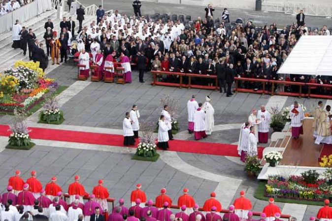 VATICAN CITY, VATICAN - MARCH 31: Pope Francis arrives at St. Peter's square prior to delivering his first 'Urbi et Orbi' blessing from the balcony of St. Peter's Basilica during Easter Mass on March 31, 2013 in Vatican City, Vatican. Pope Francis delivered his message to the gathered faithful from the central balcony of St. Peter's Basilica in St. Peter's Square after his first Holy week as Pontiff. (Photo by Franco Origlia/Getty Images)