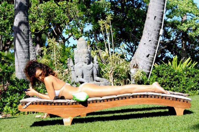 Rihanna, conocida por su voz y por regalar fotos de ella con poca ropa en las redes sociales.
